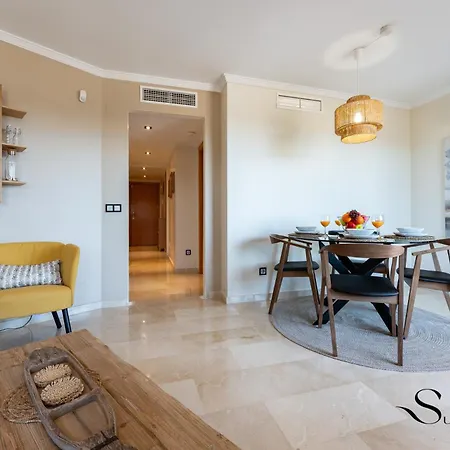 Tranquil 2 Bed 2 Bath Retreat, Pool, Parking