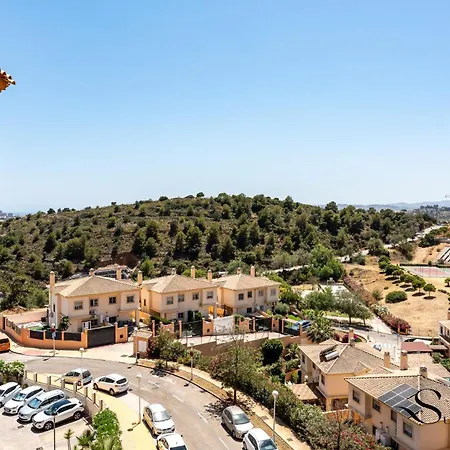 Tranquil 2 Bed 2 Bath Retreat, Pool, Parking Appartement