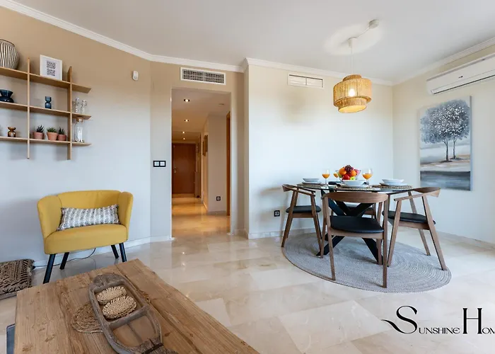 Tranquil 2 Bed 2 Bath Retreat, Pool, Parking