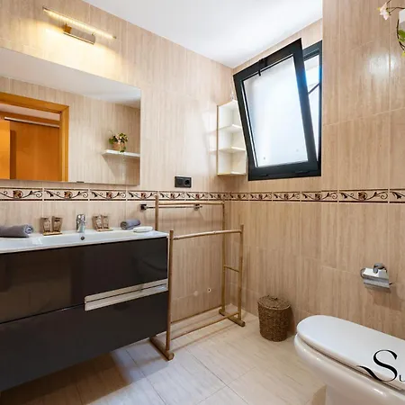 Tranquil 2 Bed 2 Bath Retreat, Pool, Parking Appartement