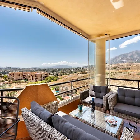 Tranquil 2 Bed 2 Bath Retreat, Pool, Parking *