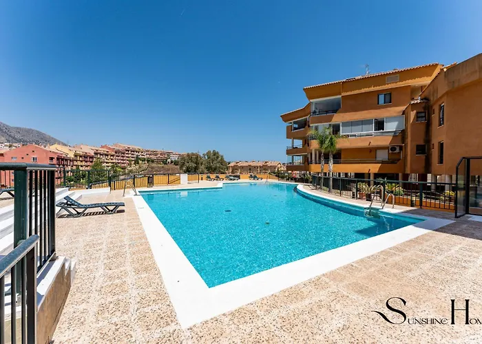 Tranquil 2 Bed 2 Bath Retreat, Pool, Parking *