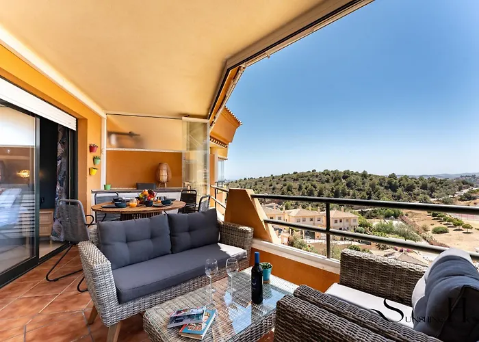 Tranquil 2 Bed 2 Bath Retreat, Pool, Parking