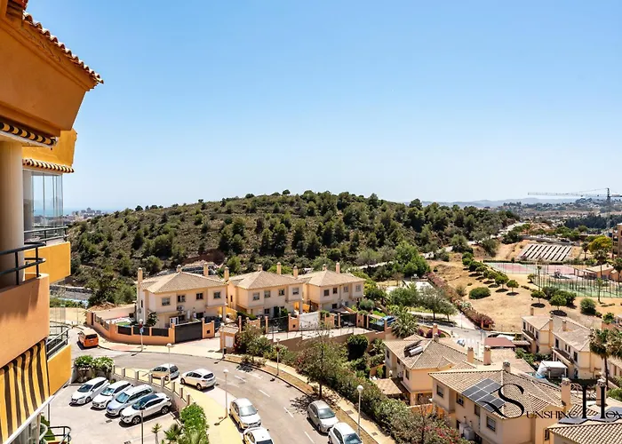 Tranquil 2 Bed 2 Bath Retreat, Pool, Parking Appartement