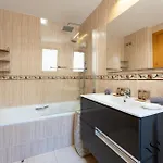 Апартаменти Tranquil 2 Bed 2 Bath Retreat, Pool, Parking Фуенхірола