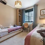 Tranquil 2 Bed 2 Bath Retreat, Pool, Parking