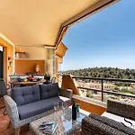 Tranquil 2 Bed 2 Bath Retreat, Pool, Parking